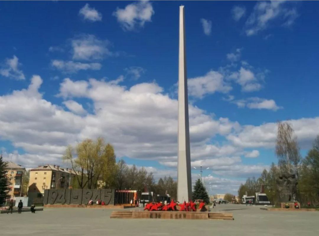 Нижний тагил дзержинский. Нижний Тагил вагонка площадь славы. Площадь славы Нижний Тагил. Стелла Нижний Тагил площадь славы. Город Нижний Тагил площадь славы.