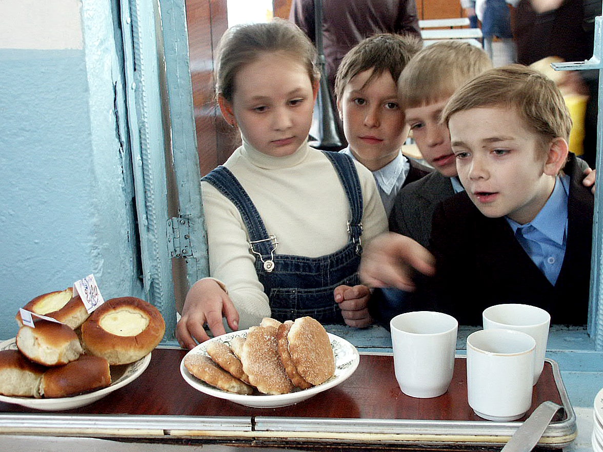 Какие сейчас школьники. Бесплатные обеды для сирот от Бурылина.