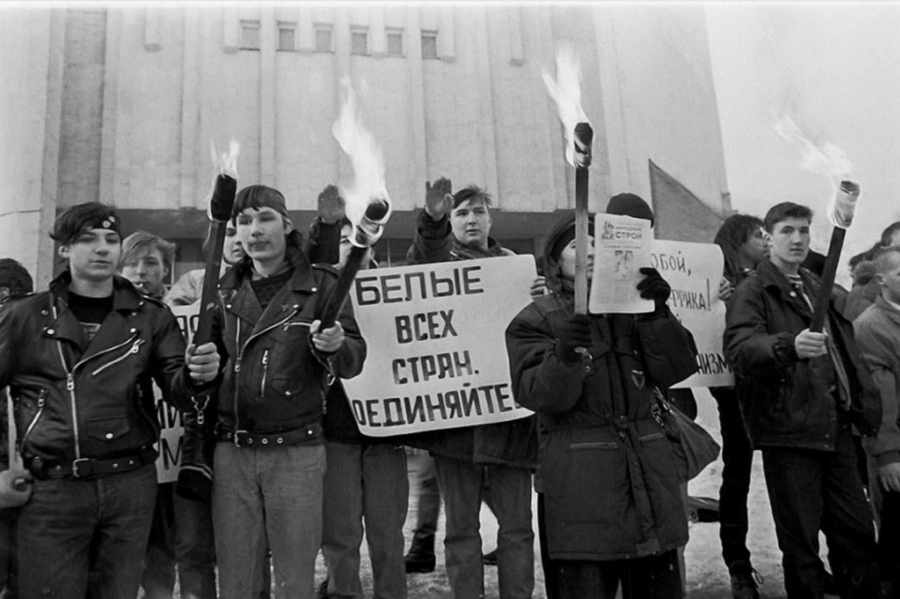 Марш молодость. Рогозин Дмитрий РНЕ. Дмитрий Рогозин националист. Рогозин Дмитрий Олегович зигует. Дмитрий Рогозин зигует.