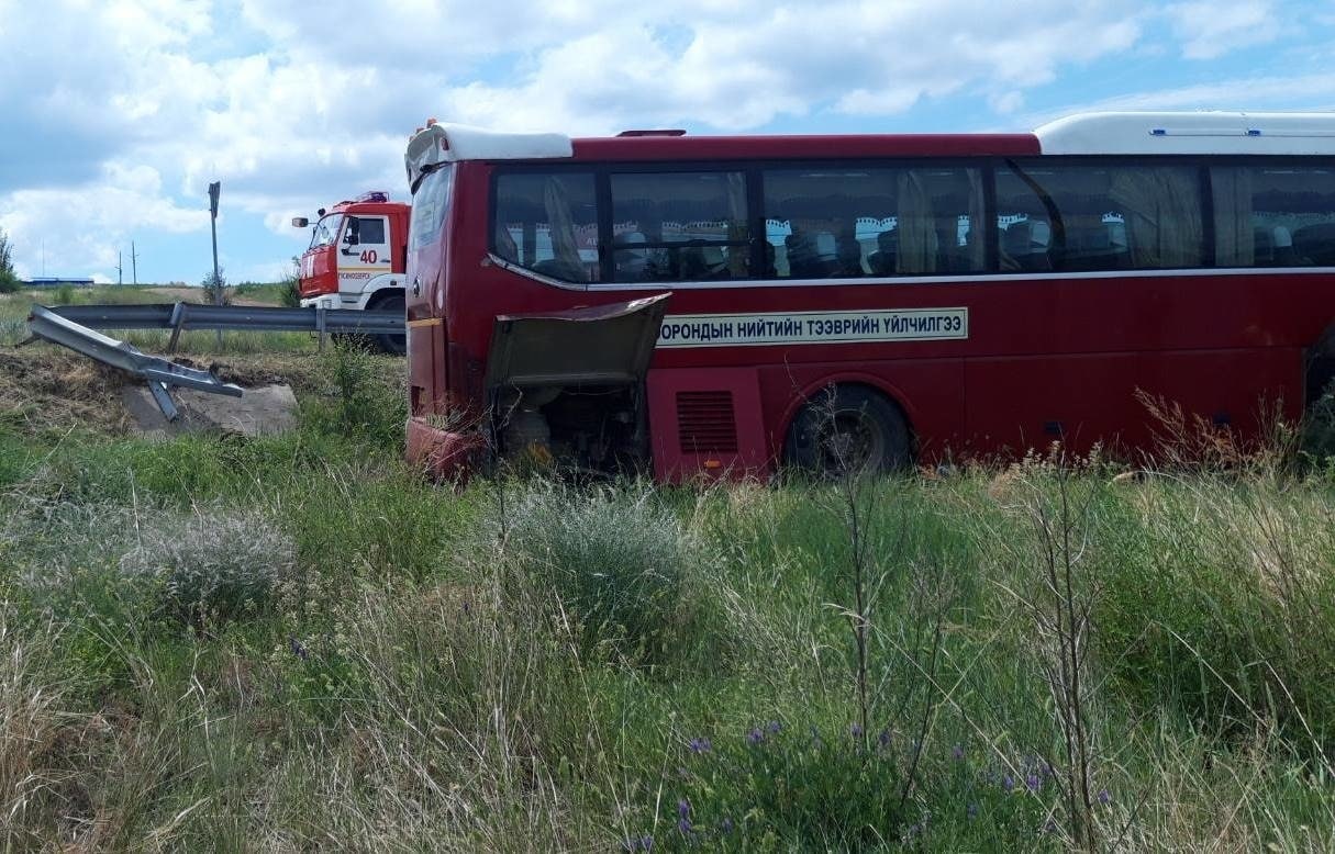 Автобус улан удэ кяхта. Автобус на дороге. Брошенные автобусы.