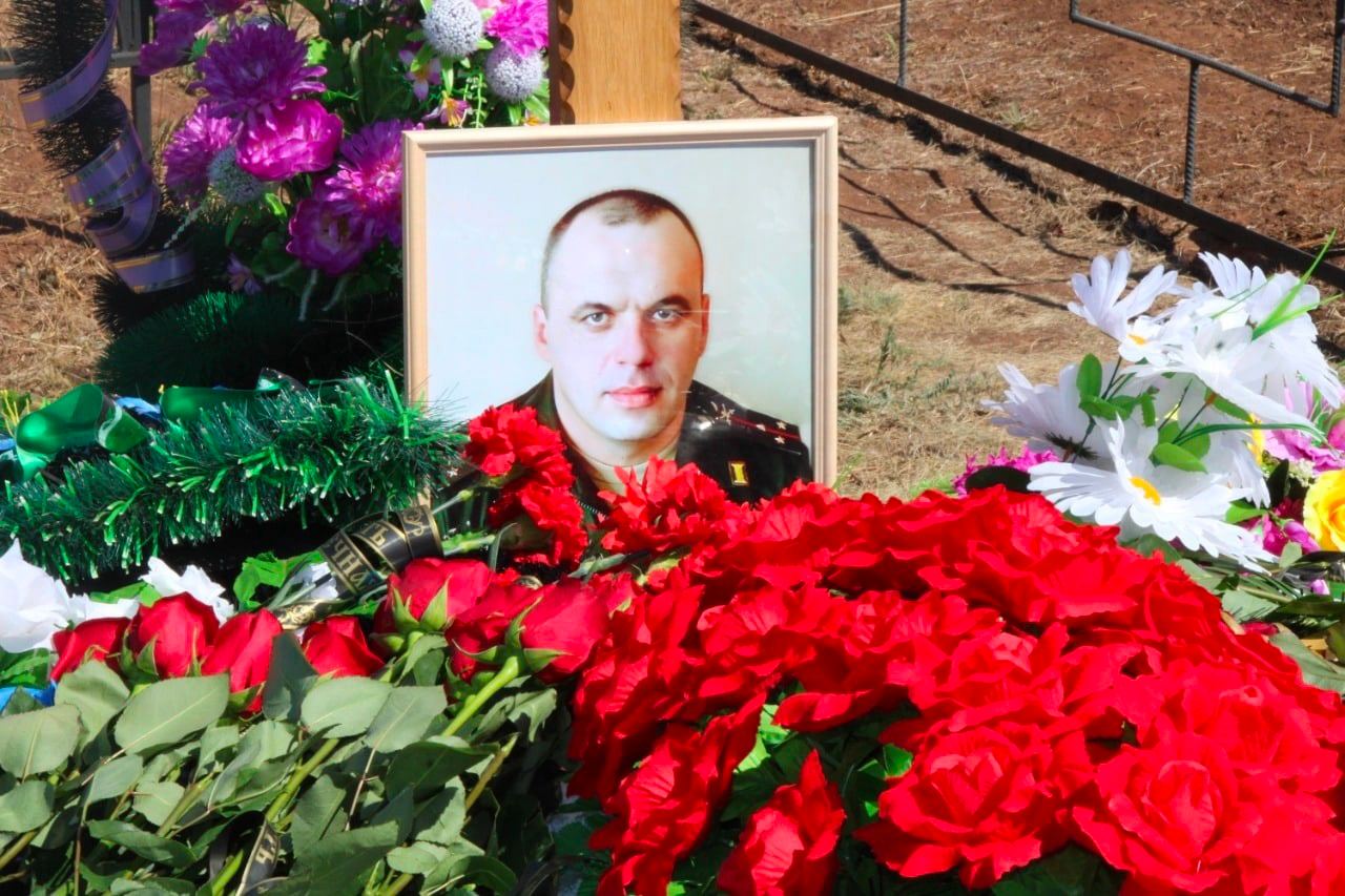 приносят цветы на могилу солдата к разбитому доту фото 99
