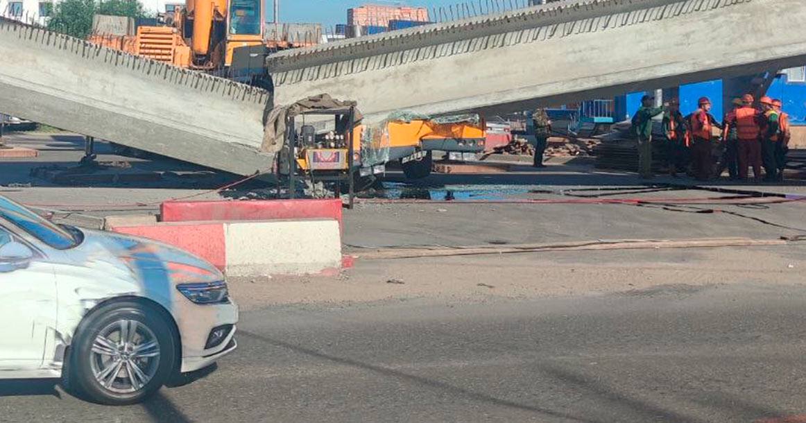 В москве рама упала. Обрушение моста на Симферопольском шоссе. Эстакада в Щербинке на Симферопольском шоссе. Упал мост на Симферопольском шоссе. Обрушился мост в Москве.