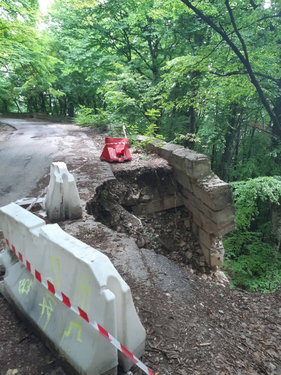 Обвал дороги Соколиная ай Петри