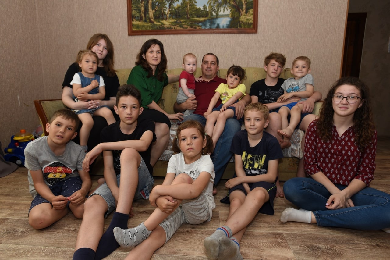 Год семьи воронеж. Семья с 4 детьми. 11 Детей в семье. Семья из 11 детей. Самая многодетная семья в Воронеже.
