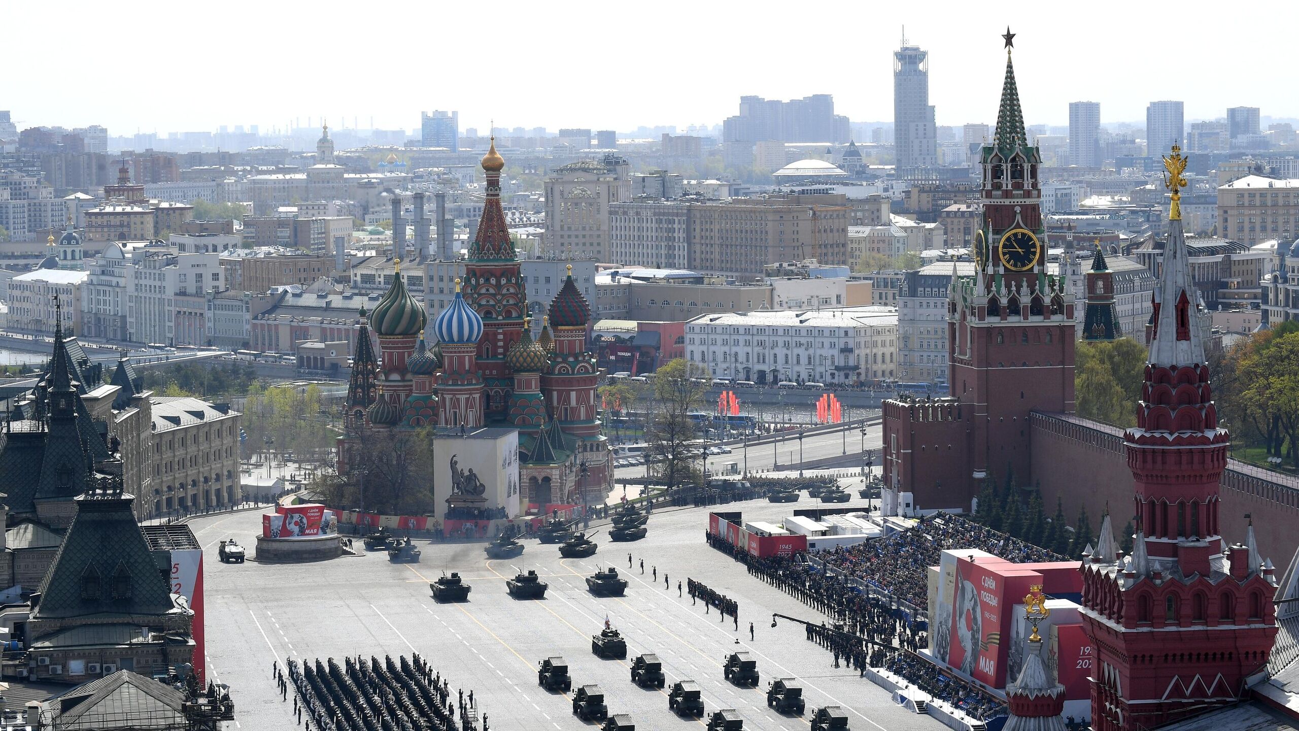 В москве проходит парад. Парад Победы 2022 в Москве красная площадь. 9 Мая 2022 красная площадь. Парад Победы 2022 в Москве мавзолей. Красная площадь Москва сейчас.