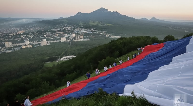 Флаг России в горах