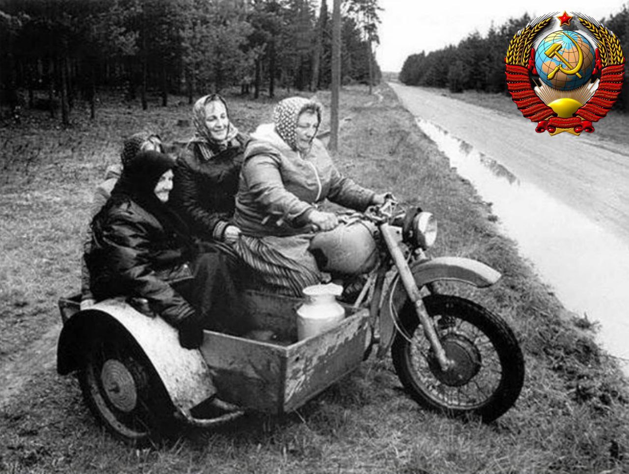 Бабушка с урала. Мотоцикл с люлькой в деревне Урал. Советские мотоциклы. Мотоцикл старый Советский. Советские мотоциклы с коляской.