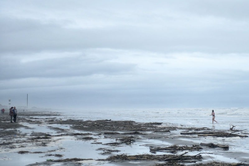 Температура воды охотское. Набережная Охотское Сахалин. Охотское море. Сахалин море. Набережная в Охотском.