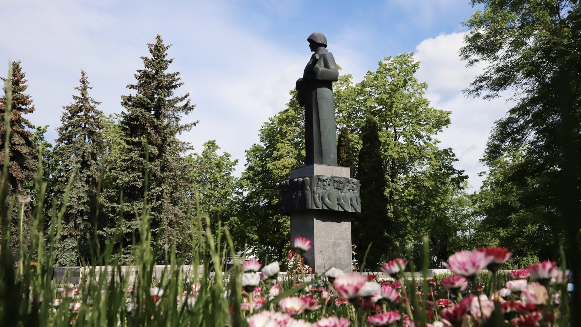 Памятник вопросу. Памятник освободителям Резекне. Памятник освободителям Резекне в Латвии. Резекне памятник Алеше. Памятники в Резекне.